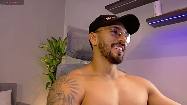 Snapshot of tony_muscle chatting on May 12, 2026, 8:15 pm tony muscle online show from May 12, 2026, 8:15 pm