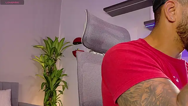 Snapshot of tony_muscle chatting on May 27, 2026, 7:54 pm tony muscle online show from May 27, 2026, 7:54 pm