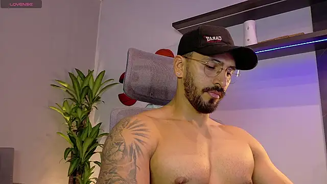 Snapshot of tony_muscle chatting on May 13, 2026, 8:05 pm tony muscle online show from May 13, 2026, 8:05 pm