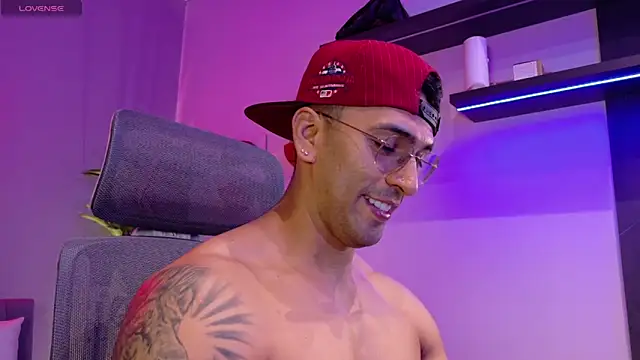 Snapshot of tony_muscle chatting on June 17, 2026, 8:19 pm tony muscle online show from June 17, 2026, 8:19 pm