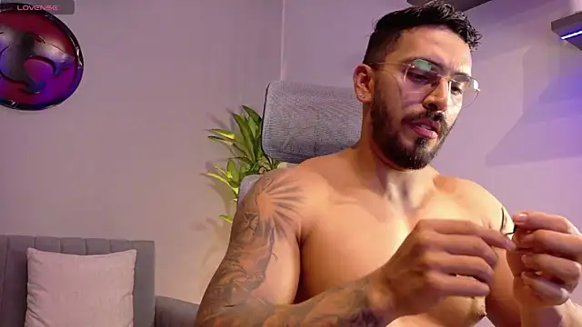 Snapshot of tony_muscle chatting on May 15, 2026, 8:18 pm tony muscle online show from May 15, 2026, 8:18 pm