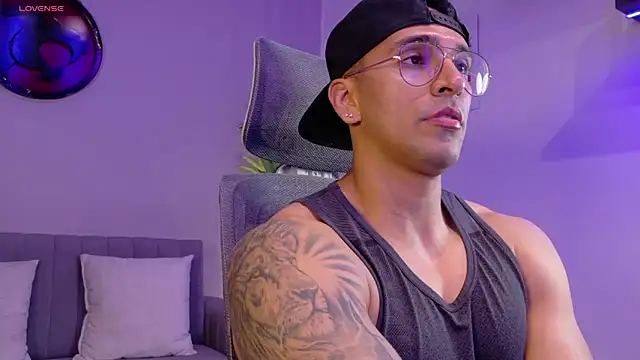 Snapshot of tony_muscle chatting on June 16, 2026, 7:03 pm tony muscle online show from June 16, 2026, 7:03 pm