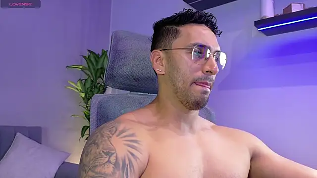 Snapshot of tony_muscle chatting on June 23, 2026, 7:01 pm tony muscle online show from June 23, 2026, 7:01 pm