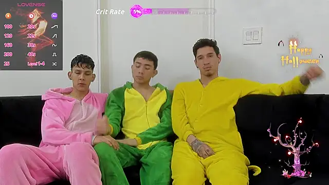 Snapshot of StrawwBoys chatting on November 2, 2025, 10:20 am StrawwBoys online show from November 2, 2025, 10:20 am