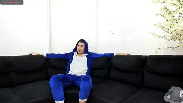 Snapshot of StrawwBoys chatting on October 9, 2025, 10:38 am StrawwBoys online show from October 9, 2025, 10:38 am