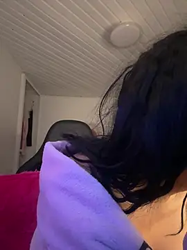Anily Lovely online show from May 6, 2026, 11:53 pm