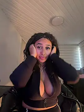 Snapshot of Anily_Lovely chatting on July 5, 2026, 9:43 pm Anily Lovely online show from July 5, 2026, 9:43 pm
