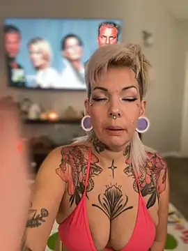 Snapshot of GoldieBakeman chatting on November 18, 2025, 5:16 pm GoldieBakeman online show from November 18, 2025, 5:16 pm