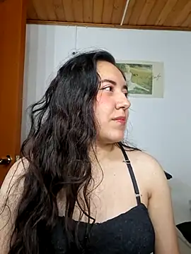 Snapshot of Emi_chik chatting on February 26, 2026, 10:04 am Emi chik online show from February 26, 2026, 10:04 am