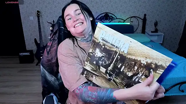 Snapshot of Emmybrightj_ chatting on June 5, 2026, 5:12 am Emmybrightj online show from June 5, 2026, 5:12 am