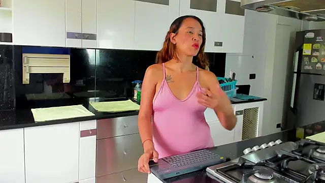 ShainaBonne online show from September 25, 2025, 7:42 pm
