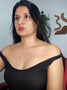 Snapshot of elena_jonees chatting on October 13, 2025, 3:24 pm elena jonees online show from October 13, 2025, 3:24 pm