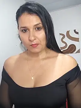 Snapshot of elena_jonees chatting on December 4, 2025, 8:08 pm elena jonees online show from December 4, 2025, 8:08 pm