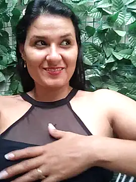 Snapshot of elena_jonees chatting on October 16, 2025, 7:33 pm elena jonees online show from October 16, 2025, 7:33 pm