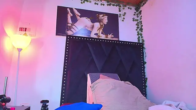 Snapshot of dafne_queenn chatting on November 22, 2025, 12:48 pm dafne queenn online show from November 22, 2025, 12:48 pm