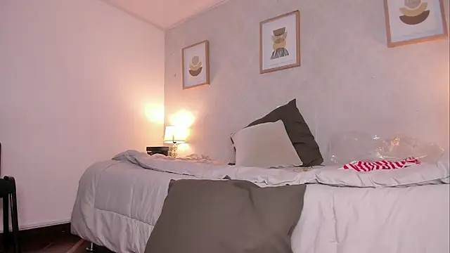 Snapshot of Caroline_dh chatting on August 5, 2026, 11:37 am Caroline dh online show from August 5, 2026, 11:37 am
