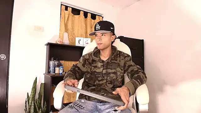 Edward Milleer online show from October 17, 2025, 11:56 am