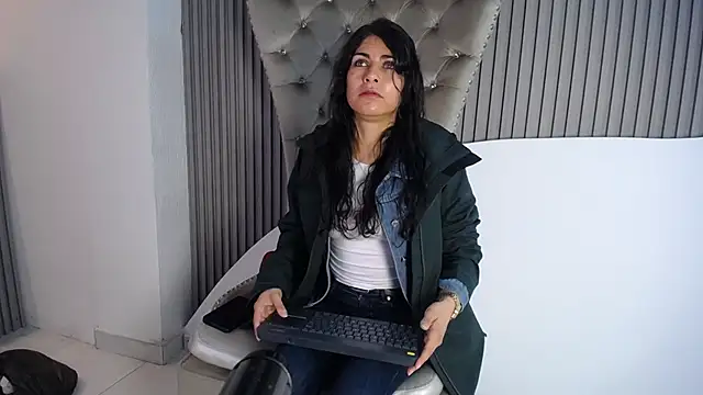 Snapshot of Melodi_Roux chatting on May 9, 2026, 11:57 am Melodi Roux online show from May 9, 2026, 11:57 am