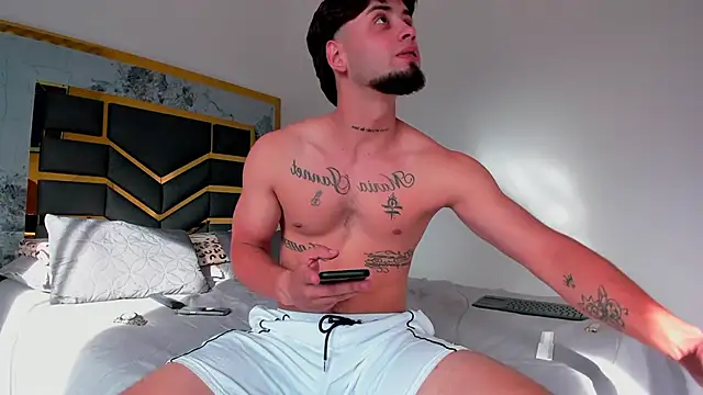 Snapshot of MattDevon chatting on October 7, 2025, 9:05 pm MattDevon online show from October 7, 2025, 9:05 pm