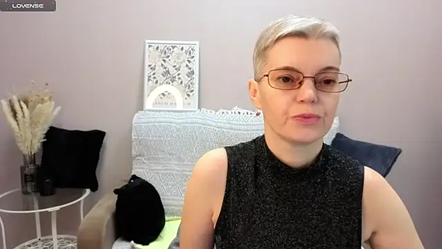 Snapshot of Cutie_Erikaa1 chatting on November 19, 2025, 2:22 am Cutie Erikaa1 online show from November 19, 2025, 2:22 am