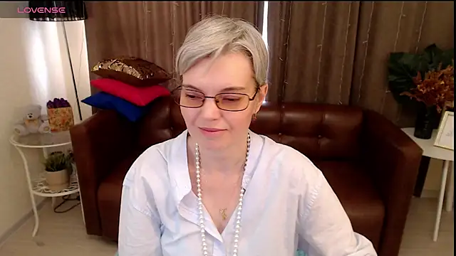 Snapshot of Cutie_Erikaa1 chatting on March 6, 2025, 5:35 am Cutie Erikaa1 online show from March 6, 2025, 5:35 am