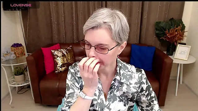 Snapshot of Cutie_Erikaa1 chatting on March 9, 2025, 2:29 am Cutie Erikaa1 online show from March 9, 2025, 2:29 am