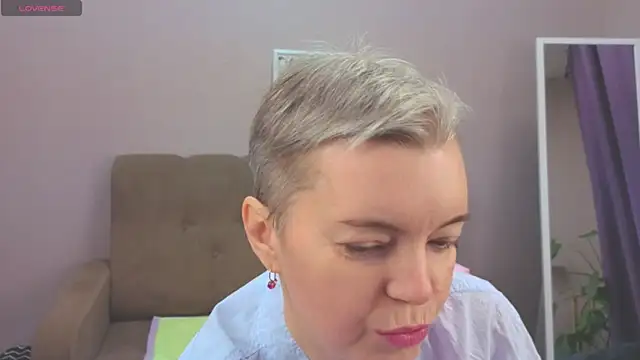 Snapshot of Cutie_Erikaa1 chatting on December 14, 2025, 2:18 am Cutie Erikaa1 online show from December 14, 2025, 2:18 am