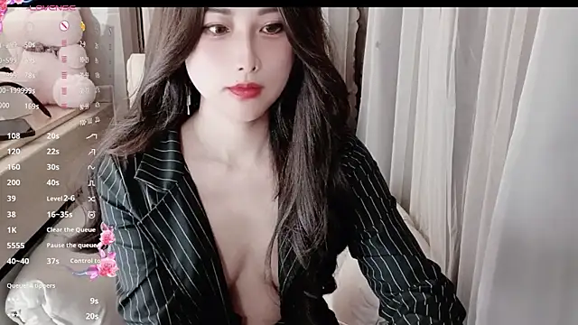 Snapshot of Blossom-666 chatting on February 19, 2025, 6:43 pm Blossom-666 online show from February 19, 2025, 6:43 pm