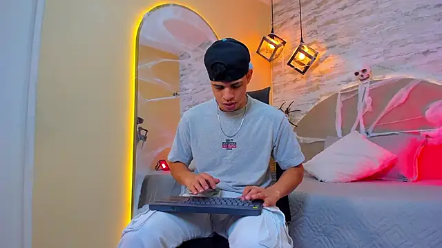 Snapshot of Benjamin_More chatting on October 20, 2025, 3:45 pm Benjamin More online show from October 20, 2025, 3:45 pm