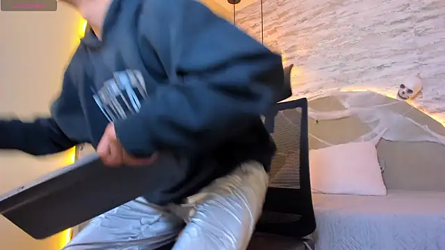 Snapshot of Benjamin_More chatting on October 17, 2025, 1:46 pm Benjamin More online show from October 17, 2025, 1:46 pm