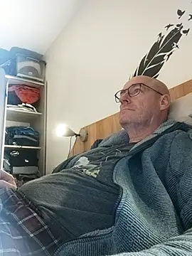 Snapshot of bogland33 chatting on October 29, 2025, 8:08 pm bogland33 online show from October 29, 2025, 8:08 pm