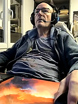 Snapshot of bogland33 chatting on November 1, 2025, 6:02 pm bogland33 online show from November 1, 2025, 6:02 pm