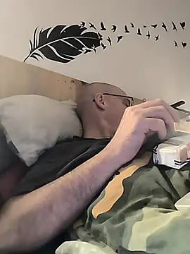 Snapshot of bogland33 chatting on November 5, 2025, 8:45 pm bogland33 online show from November 5, 2025, 8:45 pm