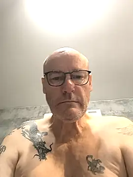 Snapshot of bogland33 chatting on November 8, 2025, 6:33 pm bogland33 online show from November 8, 2025, 6:33 pm