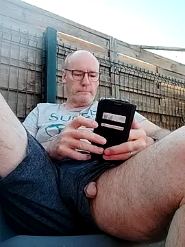 Snapshot of bogland33 chatting on July 4, 2026, 7:48 am bogland33 online show from July 4, 2026, 7:48 am