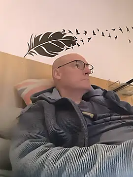 Snapshot of bogland33 chatting on November 3, 2025, 8:34 pm bogland33 online show from November 3, 2025, 8:34 pm