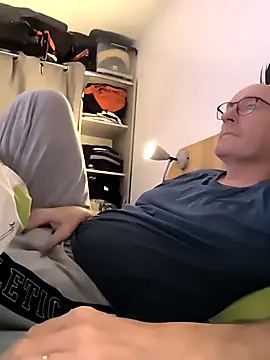 Snapshot of bogland33 chatting on October 22, 2025, 7:02 pm bogland33 online show from October 22, 2025, 7:02 pm