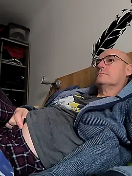 Snapshot of bogland33 chatting on October 29, 2025, 8:02 am bogland33 online show from October 29, 2025, 8:02 am