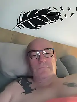 Snapshot of bogland33 chatting on June 3, 2026, 8:57 pm bogland33 online show from June 3, 2026, 8:57 pm