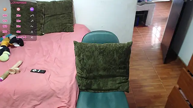 carolina linarez69 online show from February 15, 2026, 7:24 pm