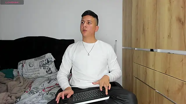 Snapshot of ANDREZALVAREZ chatting on December 14, 2025, 5:24 am ANDREZALVAREZ online show from December 14, 2025, 5:24 am