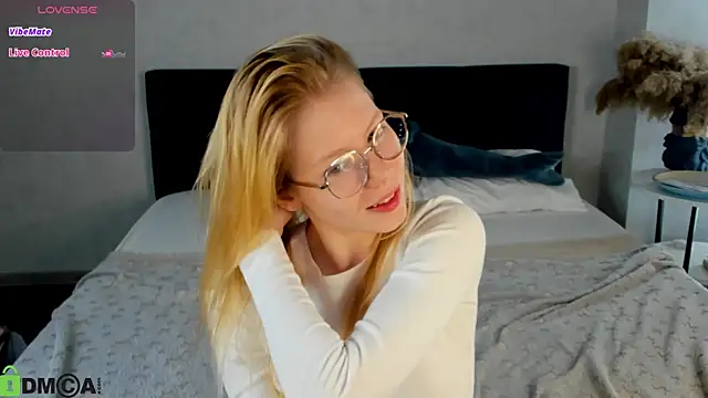 Snapshot of Esme_Runn chatting on May 13, 2026, 3:13 am Esme Runn online show from May 13, 2026, 3:13 am