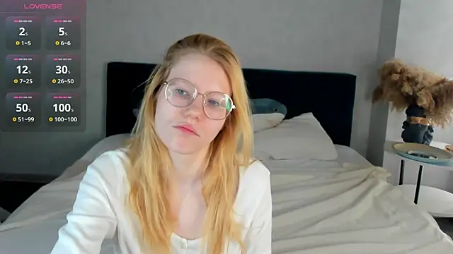 Snapshot of Esme_Runn chatting on April 10, 2026, 3:35 am Esme Runn online show from April 10, 2026, 3:35 am