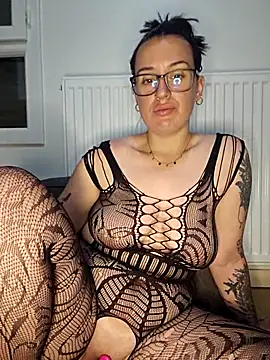 lindsay 33off online show from April 22, 2026, 7:48 am