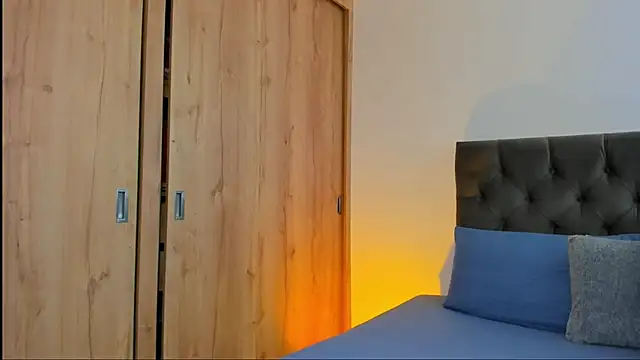 mia world  online show from November 30, 2025, 7:25 pm