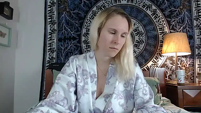 Snapshot of Cutikatxoxo chatting on January 25, 2025, 2:04 am Cutikatxoxo online show from January 25, 2025, 2:04 am