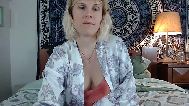 Snapshot of Cutikatxoxo chatting on February 13, 2025, 2:45 am Cutikatxoxo online show from February 13, 2025, 2:45 am