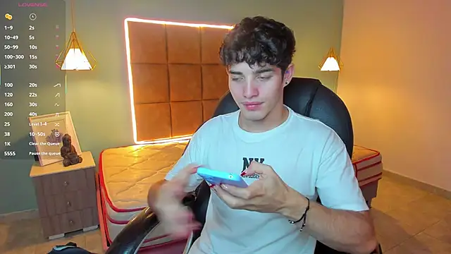 Snapshot of AlejooTwink chatting on October 11, 2025, 1:06 am AlejooTwink online show from October 11, 2025, 1:06 am