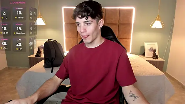 AlejooTwink online show from April 24, 2026, 2:13 am