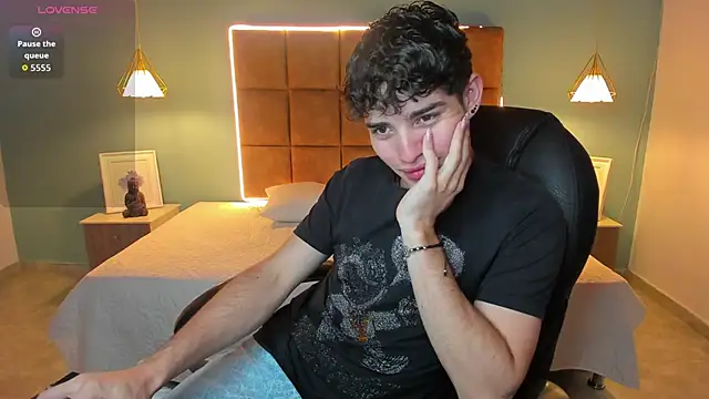 Snapshot of AlejooTwink chatting on November 3, 2025, 12:49 am AlejooTwink online show from November 3, 2025, 12:49 am